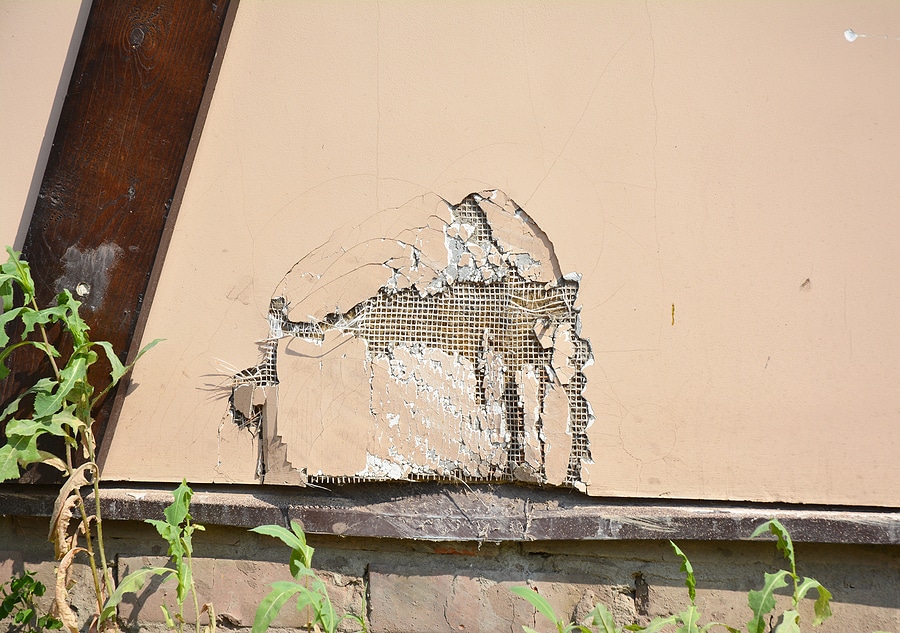 Winter Cracks in Stucco: What Homeowners Should Watch